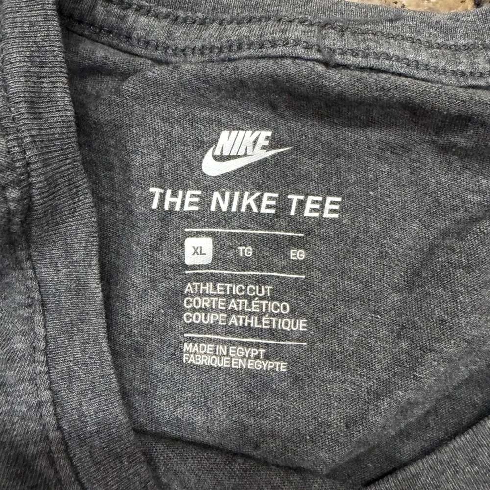 Nike Mens Gray Athletic Cut T-Shirt Red Swoosh Logo XL Short Sleeve Tee ws